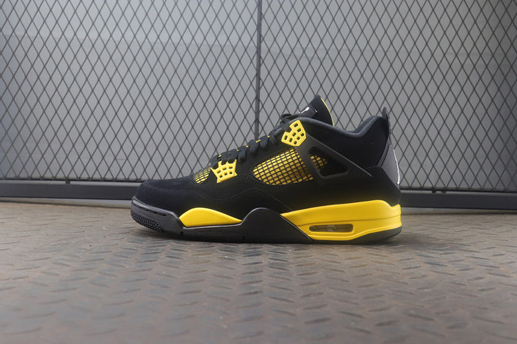 Air Jordan 4 Thunder Black / Yellow Sneakers